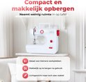 Compacte witte naaimachine met rode accenten, met een duidelijk bedieningspaneel.