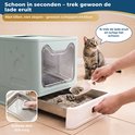 Lichtblauwe opvouwbare kattenbak met lade, een hand trekt de lade uit om schoon te maken.