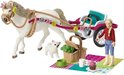Wit paard, blonde amazone, hondje en picknickspullen op een kleed.