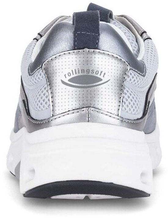 Achterzijaanzicht van een lichtblauwe Gabor Rollingsoft sneaker met zilveren details.