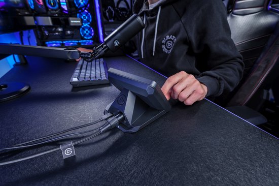 Zwarte Elgato XLR Dock MK.2 met microfoon, toetsenbord en een persoon die de Stream Deck+ bedient.