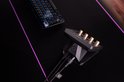 Zwarte Elgato XLR Dock MK.2 met gouden knoppen, aangesloten kabels en een gaming toetsenbord op een bureau.