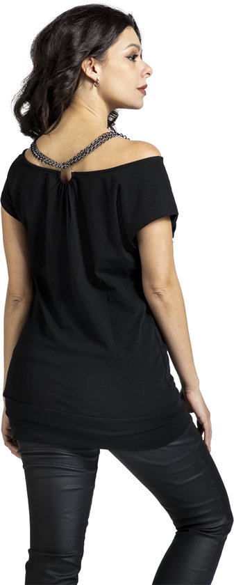 Achterkant van een zwart off-shoulder T-shirt met kettingdetails op de rug. Gedragen door model.