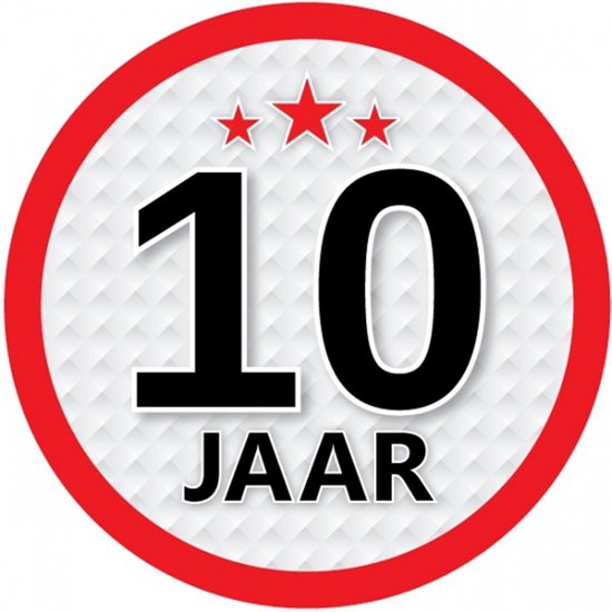Ronde sticker met '10 JAAR' in grote zwarte cijfers en letters, met rode sterren en een rode rand.