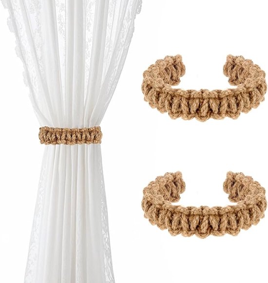 Deux embrasses en corde tressée artisanale, couleur naturelle, dont une maintenant un voilage blanc.