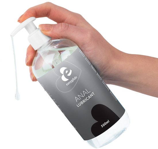 Hand die een transparante fles met pompdispenser vasthoudt, EasyGlide Anaal Lube 500ml