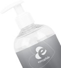 Transparante fles met pompdispenser, detail van het etiket