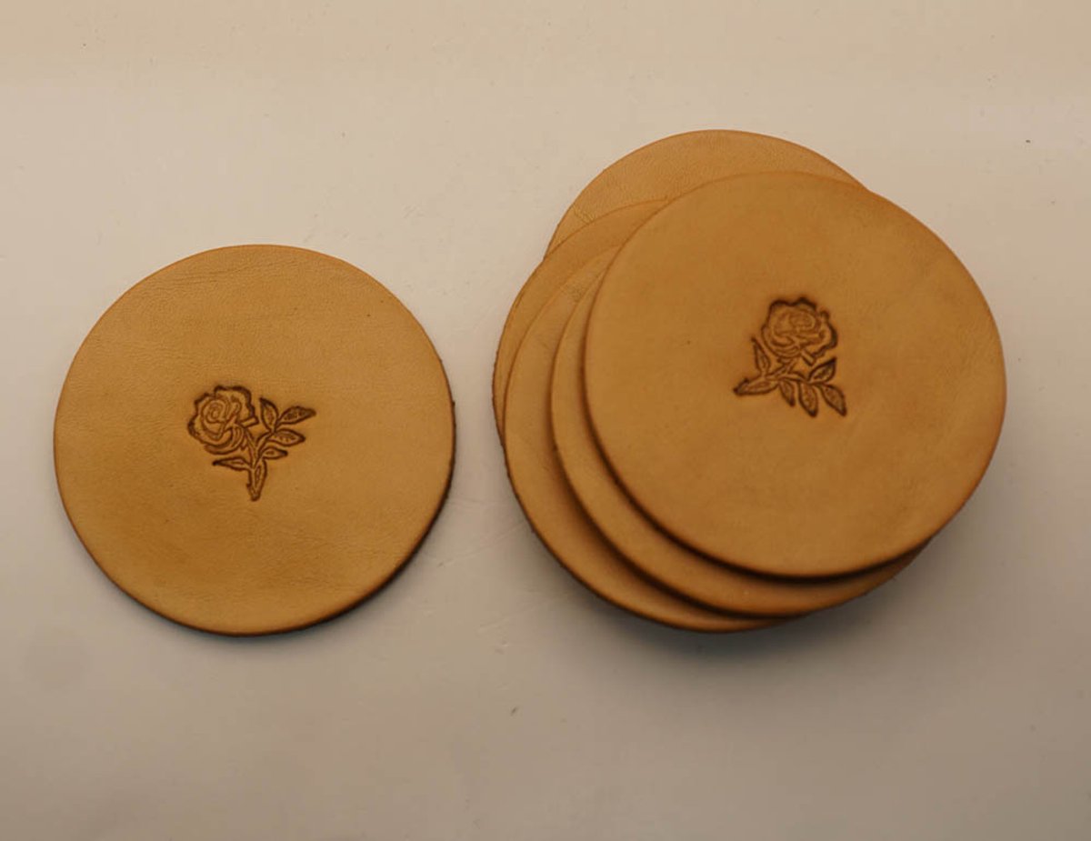 Beige onderzetters van leer afbeelding rozen op steel set van 6 stuks - lederen onderzetters roosjes - leren onderzetter roos - beige onderzetters - 100% leren onderzetters - handgemaakte onderzetters - prachtige onderzetters glazen