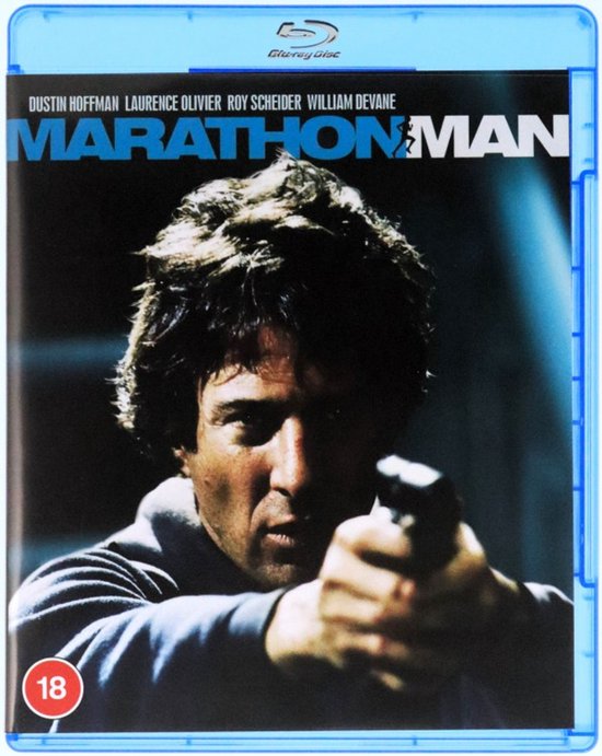 De voorkant van de Blu-ray hoes voor 'Marathon Man' toont Dustin Hoffman met een pistool.
