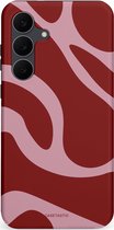Telefoonhoesje met roze framboos blob-patroon op een donkerrode achtergrond. Casetastic logo onderaan.