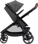 Maxi-Cosi Zelia S kinderwagen in donkergrijs, met bruine handgrepen en kap.