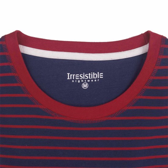 Kraag van een donkerblauw nachthemd met rode strepen en een wit-rood label.