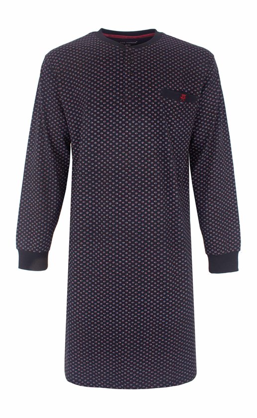 Donkerblauw, lang nachthemd met lange mouwen en een all-over patroon van kleine witte, rode en blauwe kruisjes. Borstzak met rood logo.