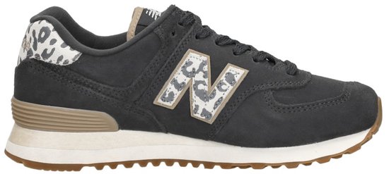 Linker donkergrijze New Balance 574 sneaker met luipaardprint, beige accenten.
