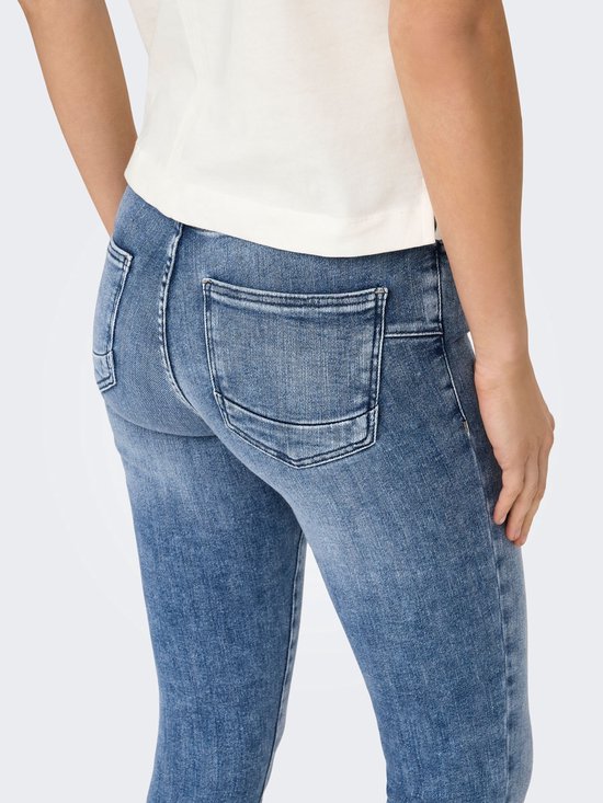 Close-up van de achterkant van een lichtblauwe skinny jeans met stonewash-effect.