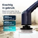 Close-up van de donkerblauwe Samako schrobborstel met witte borstels die vuil wegspuiten, tekst "Krachtig in gebruik".