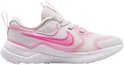 Wit met roze sneaker met roze Nike logo, klittenbandsluiting en de tekst 'RUNNING' op de zijkant.