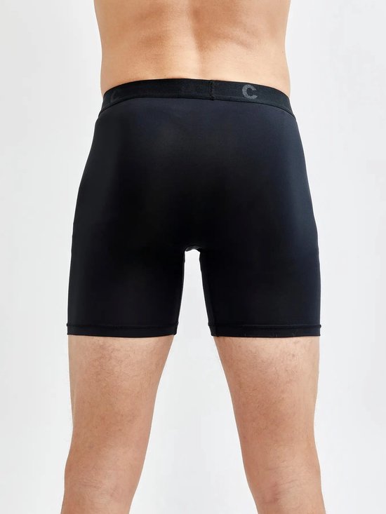 Achterkant van een man in een zwarte Craft sportonderbroek, boxer briefs.