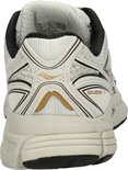 Achteraanzicht van een witte Saucony Guide 7 hardloopschoen met zwarte en gouden accenten.