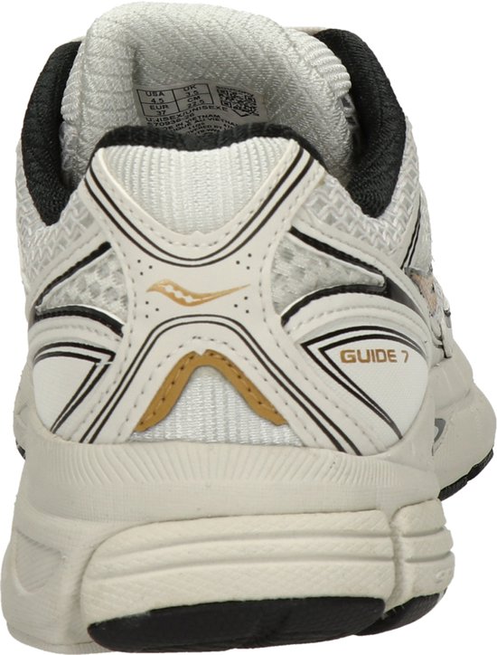 Achteraanzicht van een witte Saucony Guide 7 hardloopschoen met zwarte en gouden accenten.