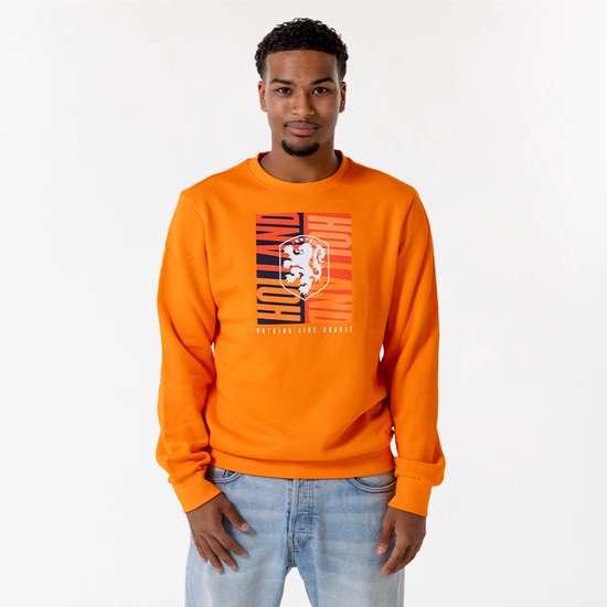 Man met oranje trui met de tekst "HOLLAND" en het KNVB-logo op de borst.