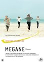 Vier personen, twee mannen en twee vrouwen, dansen op een zandstrand bij de zee. De filmtitel 'MEGANE Glasses' is zichtbaar.