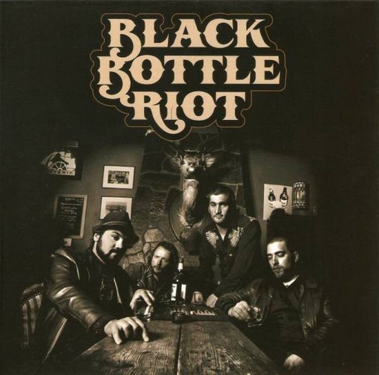Albumcover met de band 'Black Bottle Riot' zittend aan een houten tafel. Boven de groep staat de bandnaam.