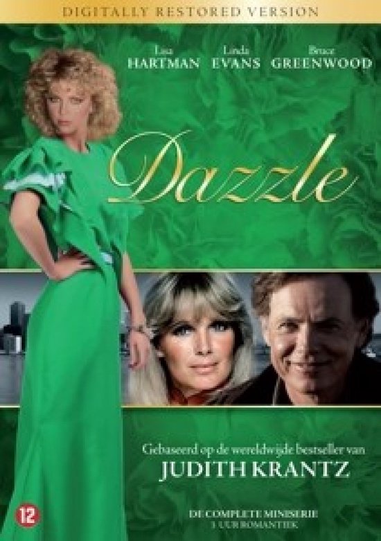 Een vrouw in een groene jurk staat naast de portretten van een vrouw en een man. Dazzle, Judith Krantz.