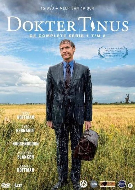 Een man in een nat pak staat in een veld, met een molen op de achtergrond. Tekst: Dokter Tinus, De Complete Serie 1 t/m 5.