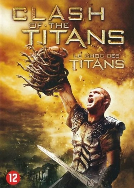 Een Griekse krijger, Perseus, met opgeheven Medusa-hoofd, zwaard in zijn hand, in "Clash of the Titans".