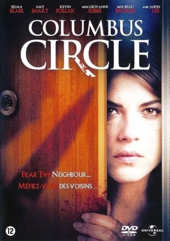 Filmcover Columbus Circle met Selma Blair, Amy Smart en Kevin Pollak. Een vrouw kijkt angstig om de hoek van een houten deur, met bloedspatten.