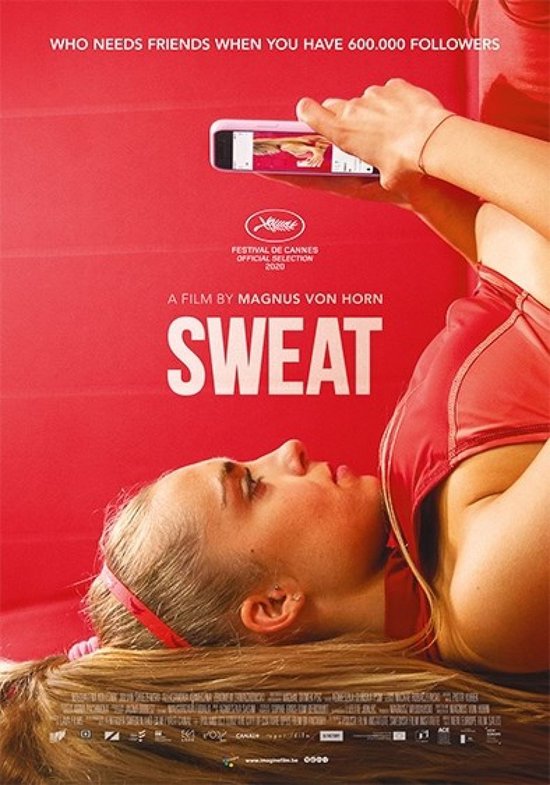 Film poster: Een vrouw met lang blond haar in sportkleding, gefotografeerd vanuit een laag perspectief. Ze houdt een smartphone omhoog waarop een social media profiel staat. Bovenin de tekst 'WHO NEEDS FRIENDS WHEN YOU HAVE 600.000 FOLLOWERS'.