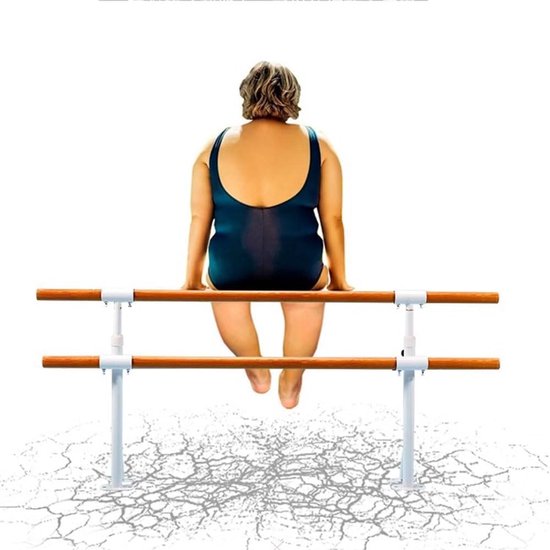 Vrouw met lichaamspositieve uitstraling zit op een balletstang.