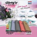 Cinq lingettes microfibre Jilbay's en vert, bleu, gris, rose et beige. Présentées sur une table dressée.