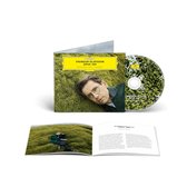 Boekje en CD van 'Vikingur Ólafsson Opus 109' met de pianist liggend in groen mos, getiteld 'Orbiting Around Opus 109'.