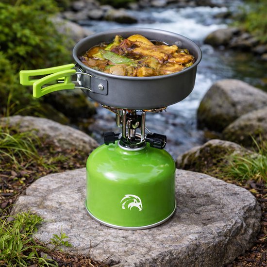 Een camping kooktoestel met een pannenset gevuld met eten, bij een rivier.