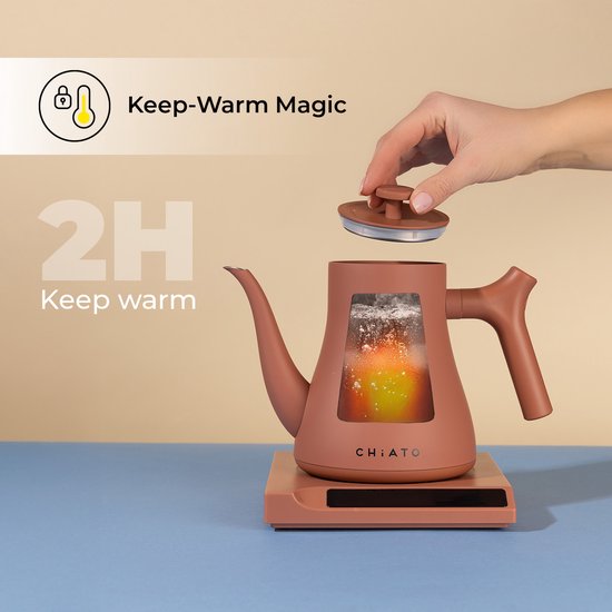 De terracotta waterkoker behoudt de temperatuur 2 uur lang. Een hand voegt het deksel toe aan de waterkoker met water dat kookt.
