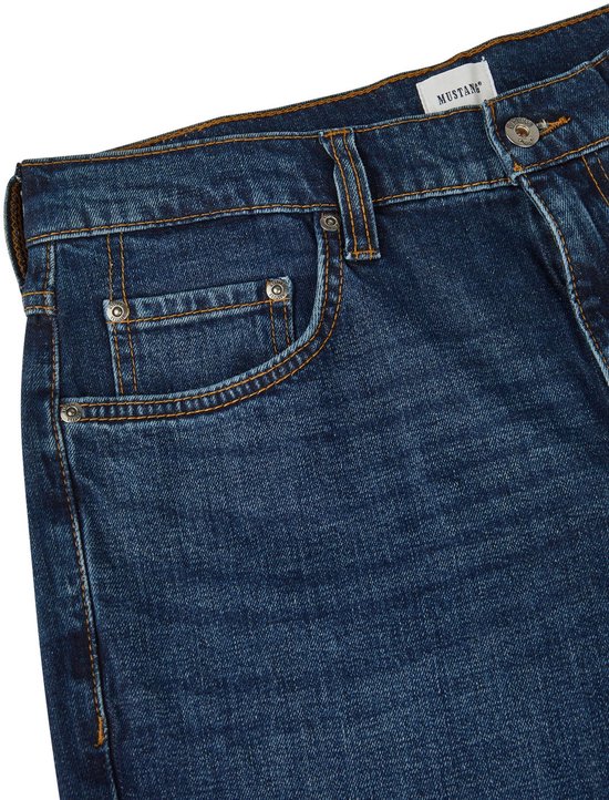 Muntzakje van blauwe jeans met oranje stiksels, klinknagels en Mustang logo.