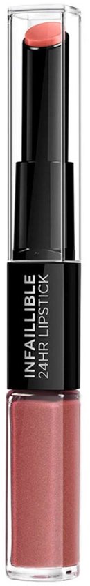 Een tweekoppige lipstick verpakking met aan de ene kant de 'Infaillible 24-HR LIPSTICK' met een roze lipstick en aan de andere kant de bijpassende roestbruine vloeibare lipstick.
