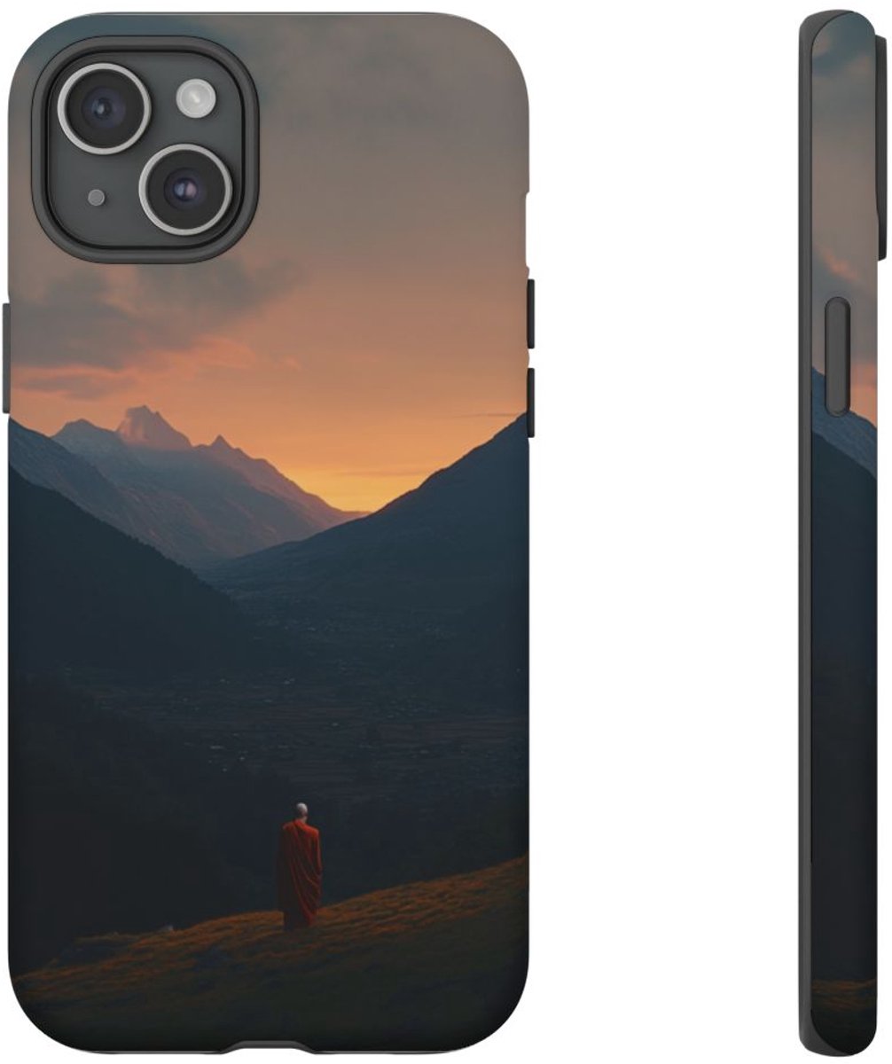 Monnik in Bergdal bij Zonsopkomst – Telefoonhoesje Geschikt voor iPhone 15 Plus