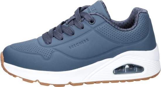 Blauwe Skechers sneaker met perforaties, witte zool en bruine loopzool.