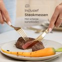 Gouden bestek, steakmes snijdt in biefstuk, met wortel.