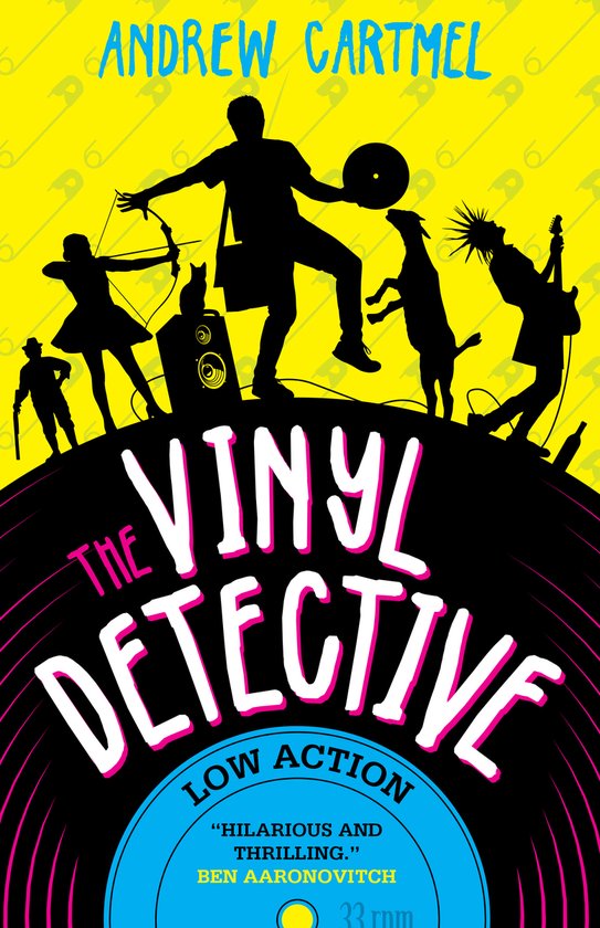 Boekomslag met de titel 'The Vinyl Detective Low Action' van Andrew Cartmel. Zwarte silhouetten van mensen en dieren tegen een gele achtergrond met een vinylplaat.