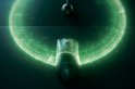 Zwarte Razer gaming muis omringd door groene lichtdeeltjes.