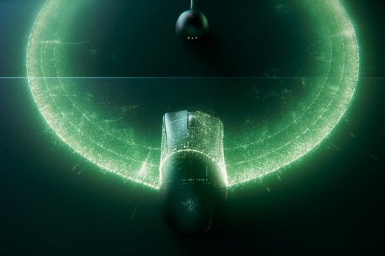 Zwarte Razer gaming muis omringd door groene lichtdeeltjes.