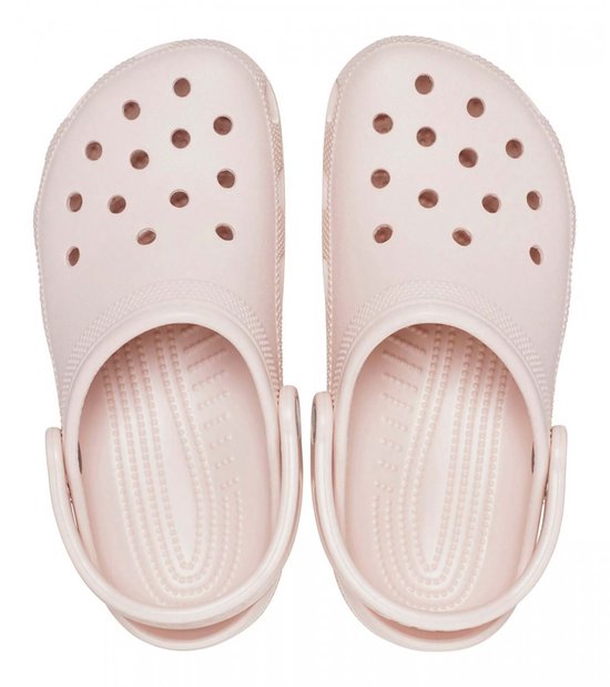 Roze Crocs klompen met perforaties aan de bovenkant.