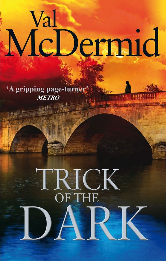 Boekcover van 'Trick of the Dark' van Val McDermid. Een brug over een rivier bij zonsondergang.