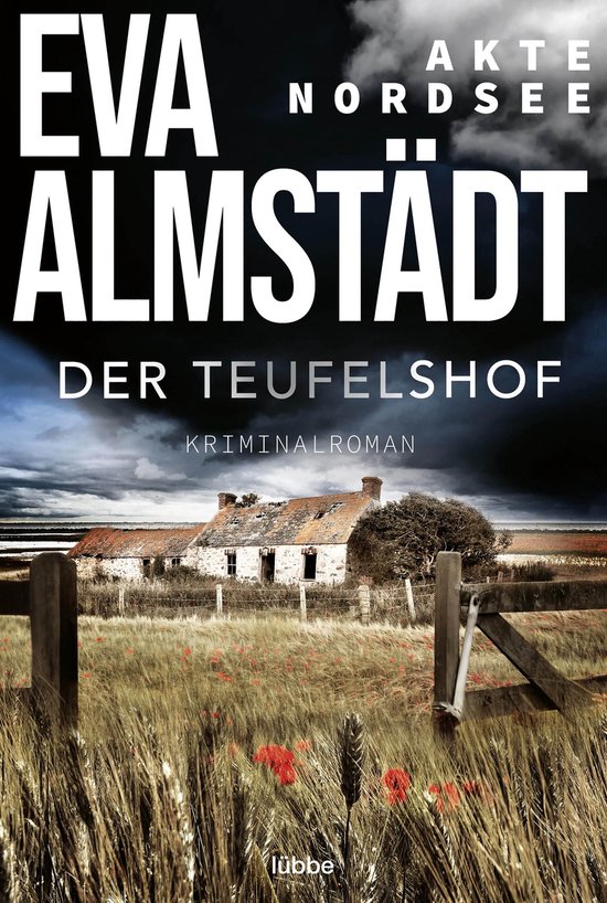Couverture du livre 'EVA ALMSTADT DER TEUFELSHOF AKTE NORDSEE'. Une ferme en ruine avec un arbre et des arbustes dans un champ de blé et de coquelicots.