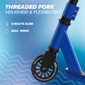 Voorwiel en vork van blauwe stuntstep. 'THREADED FORK' tekst. 3-bouts klem, max 100kg.