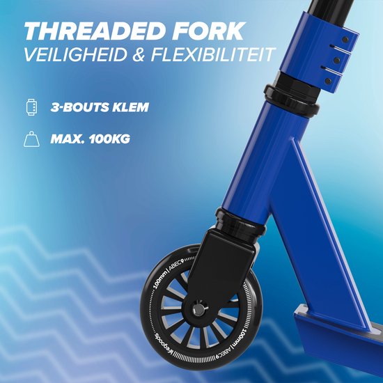 Voorwiel en vork van blauwe stuntstep. 'THREADED FORK' tekst. 3-bouts klem, max 100kg.